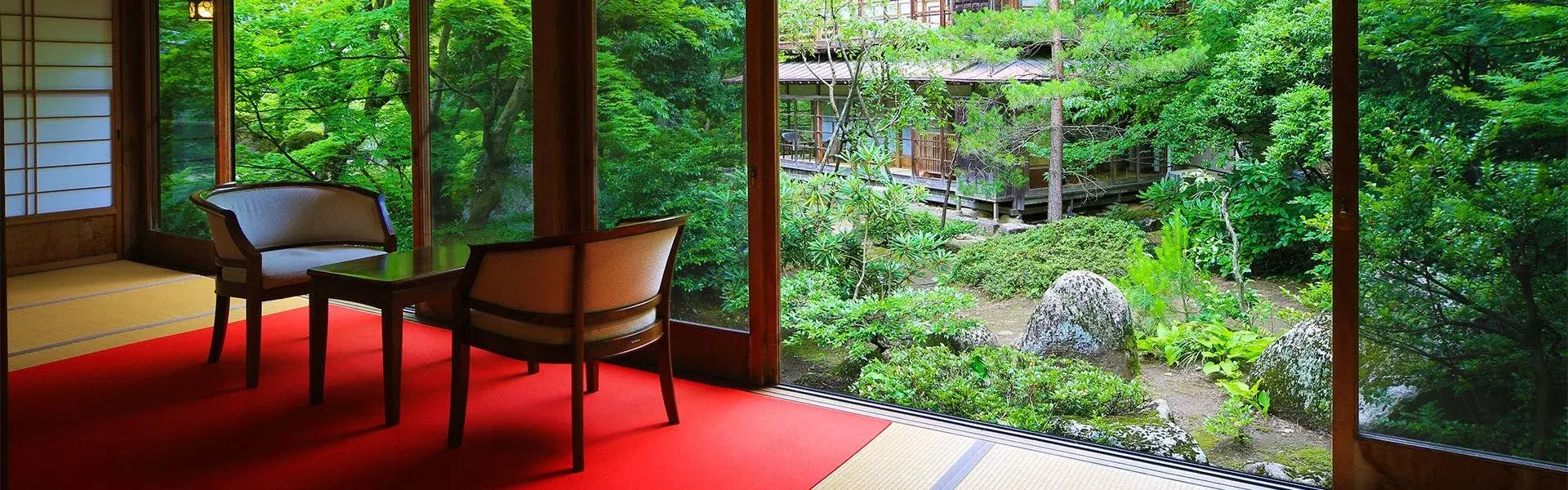 Kansuirou tatami room with red-carpeted veranda overlooking the Murasugi Onsen garden