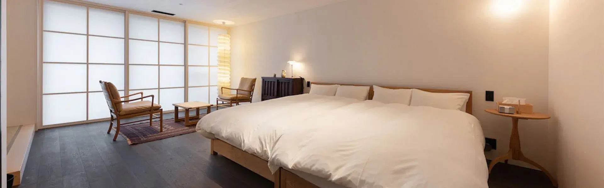 King bed and floor-to-ceiling shoji screens in a Rakudo An guest room