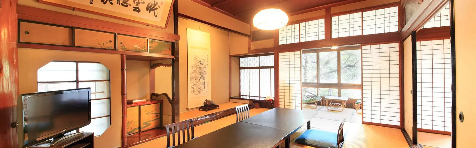 Meiji-era tatami room with calligraphy frieze and shoji screens at Bansuirou Fukuzumi