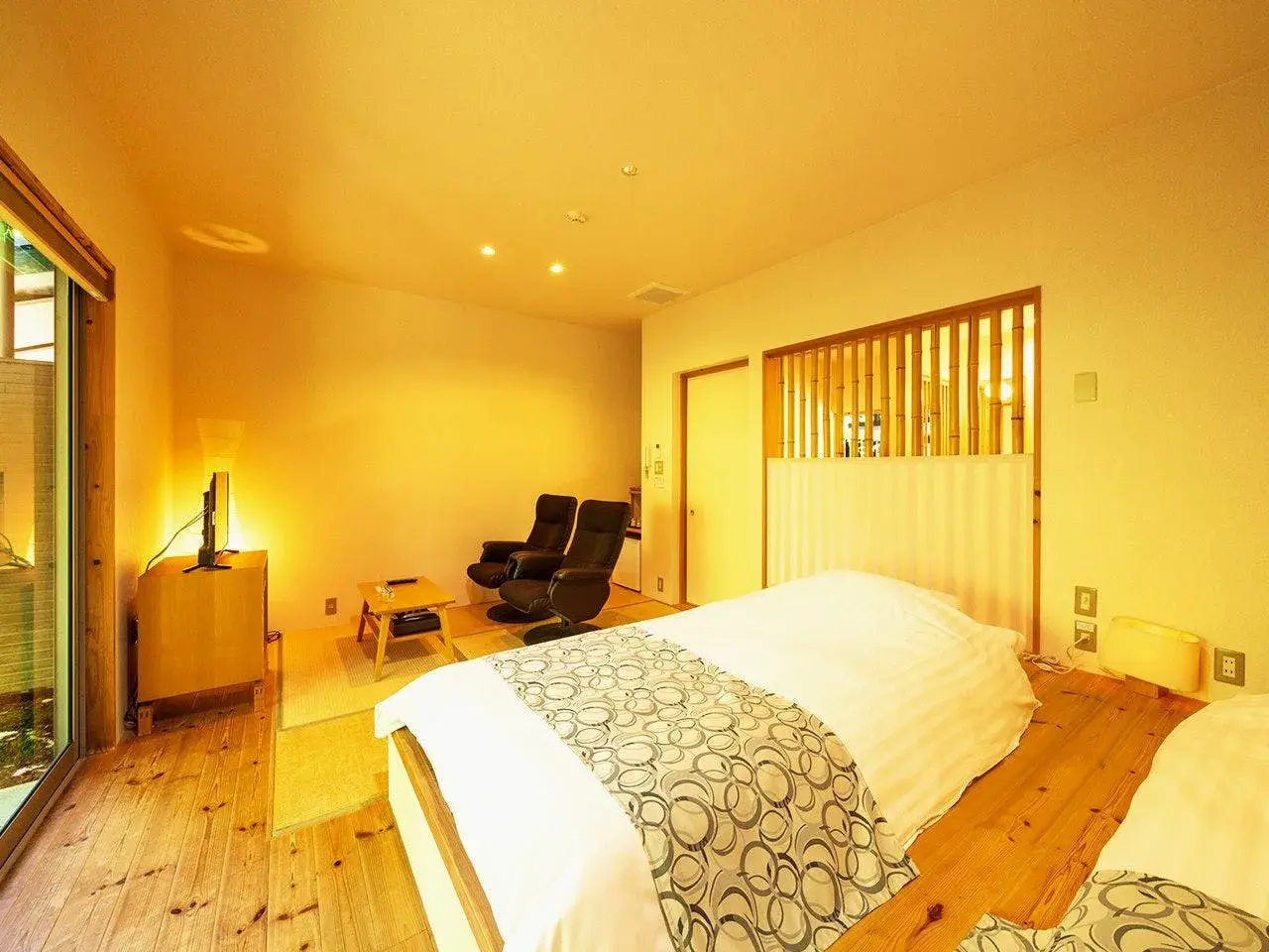 Shikinosato Shibian cottage bedroom with warm pine floors and recessed lighting