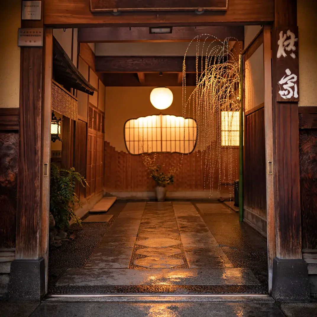 Hiiragiya's lantern-lit entrance on a narrow Kyoto lane at night
